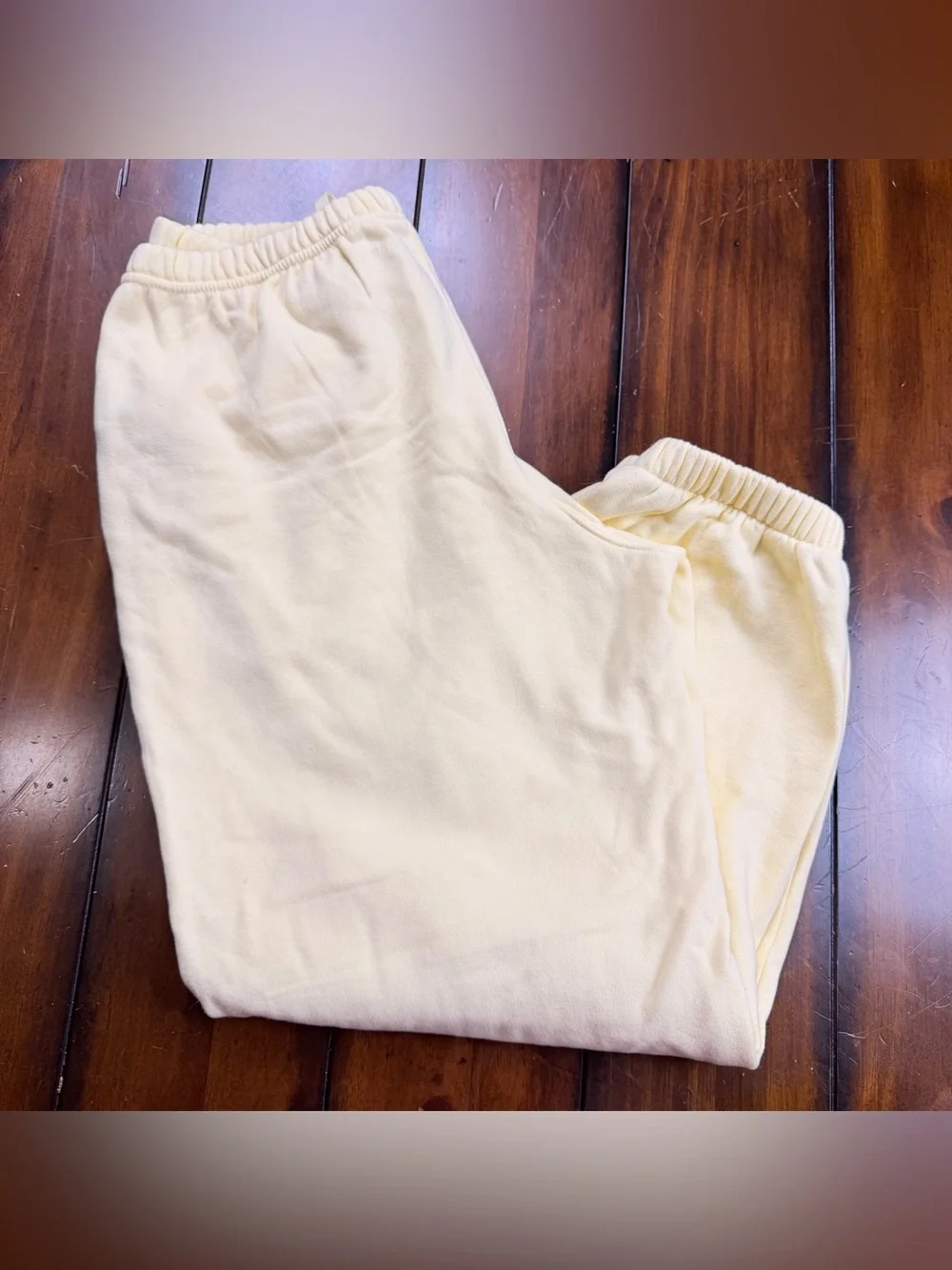 HOLLISTER Soft Yellow Women’s Dhort Sweatpants – Cozy Elastic Waist & Cuffs Soft